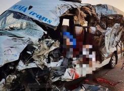 CARNAGIU PE ŞOSEA. Care a fost cauza teribilului accident în urma căruia doi oameni au murit pe loc, iar alţi trei se zbat între viaţă şi moarte!