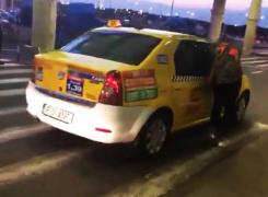 SCANDAL ÎN AEROPORT. Un taximetrist le-a cerut 'TAXĂ DE BAGAJ' unor turişti străini şi a vrut să fugă cu bagajele lor - VIDEO