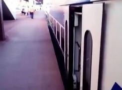 Inginerie pur românească! Călători obligaţi să sară de pe peron pentru a urca în tren în gara din Galaţi - VIDEO