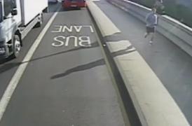 VIDEO ŞOCANT! Un bărbat care făcea jogging a împins o femeie de pe trotuar în faţa AUTOBUZULUI! Poliţia l-a arestat