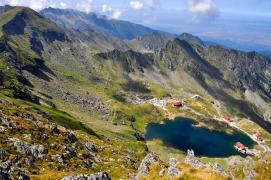 O femeie de 58 de ani a căzut într-o prăpastie, între Bâlea Lac şi Iezerul Caprei. Victima a suferit multiple traumatisme, fiind preluată de un elicopter SMURD