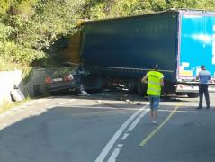 ACCIDENT GRAV pe DN1, în urmă cu puţin timp! Un şofer a adormit la volan şi s-a izbit frontal cu un TIR. Circulația este BLOCATĂ între Huedin și Oradea (VIDEO)