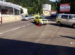 IMAGINEA ZILEI. Un taximetrist s-a hotărât să îşi repare maşina în mijlocul unei intersecţii aglomerate - FOTO