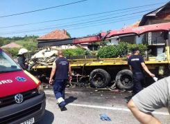 TRAGEDIE PE ŞOSEA. Doi MORŢI după ce o MACARA şi o AUTOBASCULANTĂ s-au lovit frontal - GALERIE FOTO