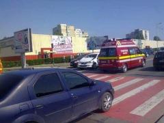 Mai mulți brăileni și-au văzut moartea cu ochii, în timp ce traversau strada. Trei mașini s-au ciocnit violent când prima a oprit la trecere