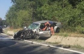 IMAGINI ÎNSPĂIMÂNTĂTOARE! O tânără GRAVIDĂ, din Olt, a murit pe loc, după ce maşina i-a fost SPULBERATĂ de un TIR, în zona Pădurea Saru (VIDEO)
