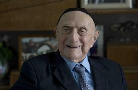 A MURIT cel mai bătrân bărbat din lume! Israel Kristal, un supravieţuitor al lagărului de la Auschwitz, ar fi împlinit peste o lună 114 ani