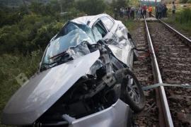 Mașină SPULBERATĂ de tren la Mărișelu. Familie în stare gravă la spital, șoferul n-ar fi văzut trenul din cauza...boscheților (VIDEO)