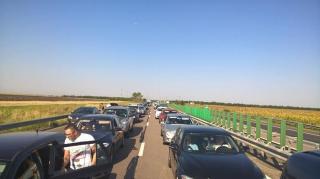 Minivacanța în aglomerație: cozi mari de mașini pe drumurile către litoral și către munte