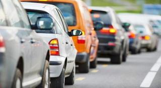 Unii au fugit la mare, alţii abia aşteaptă să se răcorească la munte! Se circulă ÎN COLOANĂ la intrarea în COMARNIC!