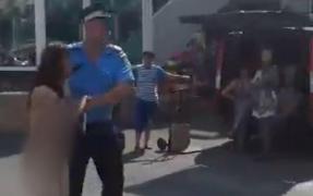 ŞOCANT! Jandarmii au găsit o tânără de doar 20 de ani dezbrăcată în plină stradă, la Ploieşti! Alte două femei o lăsaseră fără haine