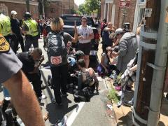 3 morți și 35 de răniți la un protest violent al extremei drepte, în statul american Virginia. O mașină a intrat în mulțime. Un elicopter al poliției s-a prăbușit