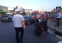 Trei romi au şicanat în trafic un motociclist şi au primit o BĂTAIE CRUNTĂ! Bărbatul este POLIŢIST crescut în Trupele Speciale şi luptător K1!