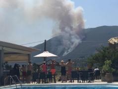 DEZASTRU în Zakynthos! Sute de hectare de pini sunt mistuite de flăcări, autorităţile cred că zecile de incendii sunt provocate intenţionat VIDEO