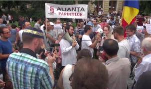 PROTEST în Capitală față de Legea vaccinării! Oamenii nu sunt de acord cu obligativitatea imunizării copiilor: ”Pe copii îi protejează părinţii, nu politicienii corupţi” (VIDEO)