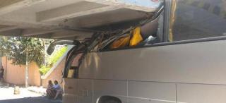 Un copil de 10 ani a fost RĂNIT GRAV, după ce autocarul în care vizita Roma s-a blocat sub un pod de cale ferată! Alţi 12 turişti au avut de suferit