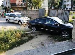 Un interlop a închiriat o maşină şi a semănat teroare în Galaţi: 'A condus de 170 de km/h în oraş, dar poliţiştii l-au alergat cu un... Logan'