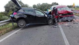 ACCIDENT GRAV în Italia! ȘASE ROMÂNI au ajuns la spital, după ce microbuzul în care se aflau s-a ciocnit frontal cu un alt autovehicul