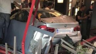 ATAC LA PARIS: O mașină a intrat într-un restaurant! O fată de 13 ani a fost UCISĂ, sunt mai mulţi RĂNIŢI. Şoferul a fost arestat (VIDEO)