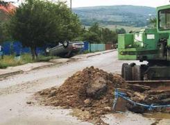 Un tânăr s-a RĂSTURNAT cu maşina după ce a intrat într-un morman de pământ abandonat pe mijlocul unei şosele!