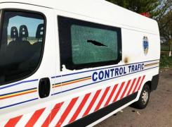 ATAC MAFIOT ÎN TRAFIC. O maşină a ISCTR a fost atacată cu un cocktail Molotov de doi bărbaţi MASCAŢI - GALERIE FOTO