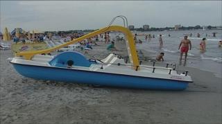 Cinci tineri care s-au aventurat cu hidrobiciletele în larg, la Costineşti, nu au mai putut ajunge la mal din cauza vântului!