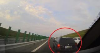 PANICĂ pe Autostrada Soarelui. Un șofer din Neamț a semănat GROAZĂ, făcând slalom printre mașini și depășiri riscate (VIDEO)