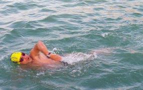 Înotătorul Avram Iancu, care străbate Dunărea înot fără costum de protecţie, a ajuns în ţară, la Moldova Nouă