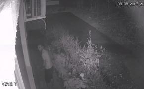 Hoţ celebru din Timişoara, filmat pas cu pas în timp ce sparge un apartament, când proprietarii sunt în casă! (VIDEO)