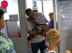 Părinţii unui copil cu dizabilităţi au plecat PLÂNGÂND de la cozile interminabile de la Paşapoarte - VIDEO