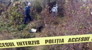Un bărbat din Bistrița s-a dus în pădure să caute alune și-a găsit un mort. Cadavrul în stare de putrefacție al unei persoane zăcea răstignit de un copac