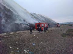 Incendiul de la groapa de gunoi a municipiului Bacău, izbucnit din cauze necunoscute, nu a fost stins nici după patru zile