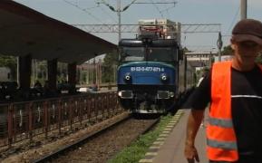 FILMUL TRAGEDIEI din Brăneşti! Înainte de a se arunca în faţa trenului, mama şi-a luat una dintre fetiţe în braţe. Pe celelalte două micuţe le-a împins ...