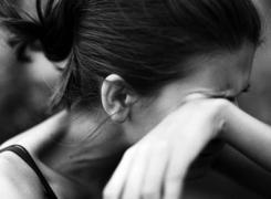 Povestea tinerei care s-a aruncat împreună cu copiii în faţa trenului: 'Îşi dădea cu pumnii în burtă ca să piardă sarcina'