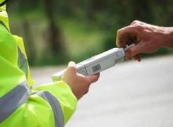 Situaţie INCREDIBILĂ în trafic! Un poliţist era mai BEAT decât şoferul pe care l-a pus să sufle în fiolă!