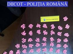 FLAGRANT în zona CLUBURILOR DE FIŢE din MAMAIA. Trei tineri au fost prinşi de mascaţi cu 1.000 de pastile de ECSTASY