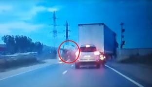 Șofer cu permisul anulat, ucis de un TIR pe centura Alba Iulia, după o depășire imposibilă. Mașina s-a răsucit în aer de câteva ori (VIDEO)