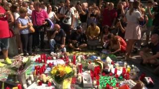 Trei zile de DOLIU NAȚIONAL. Spaniolii se reculeg în Barcelona și Catalonia, la locul atacurilor teroriste. Poliţia a anunţat măsuri suplimentare de securitate (VIDEO)