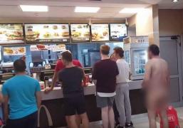 Un orădean s-a dus în fundul gol la McDonalds și s-a pus la rând. Reacția românilor, inexistentă. Toată lumea s-a comportat normal