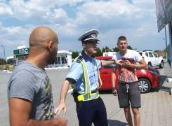 ACCIDENT CU SCANDAL. Un şofer a fost bătut de faţă cu Poliţie după ce a provocat un accident rutier - VIDEO