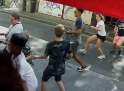Primele imagini ale atentatului terorist de la Barcelona! Teroriştii au spulberat ZECI DE OAMENI care se plimbau liniştiţi - VIDEO