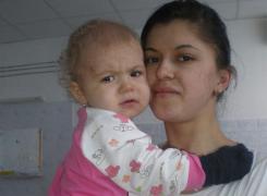 DRAMA UNEI MAME. O fetiță de șapte ani a murit după ce și-a petrecut toată viața într-un spital la 2.000 de kilometri de casă!