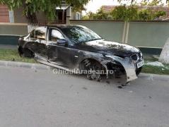 ACCIDENT SPECTACULOS. Un BMW Seria 5 a rămas FĂRĂ ROȚI în urma unui impact violent - FOTO
