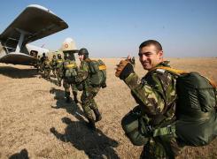 MApN cumpără zeci de paraşute pentru Forţele Aeriene şi oferă 1,36 milioane de lei la licitaţie