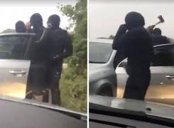 Un şofer a fost TĂIAT cu un TOPOR de trei bărbaţi mascaţi! Scenele şocante au fost filmate de un martor - VIDEO