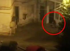 Scene FIERBINŢI în aer liber! Doi tineri au fost filmaţi în ipostaze INDECENTE la Buzău - VIDEO