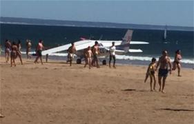 O fetiţă de opt ani şi un bărbat au fost ucişi de un avion, în timp ce făceau plajă, miercuri după-amiază