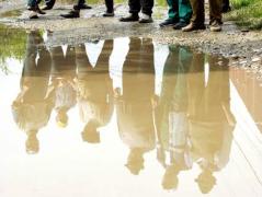 Un băiat de 13 ani e în comă, după ce s-a scufundat într-o baltă formată după ploaie şi a rămas prins în mâl