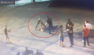 ÎNREGISTRARE ŞOCANTĂ! Campion mondial la haltere, UCIS ÎN BĂTAIE de un luptător MMA. Sportivul este făcut K.O. în mai puţin de 10 secunde!