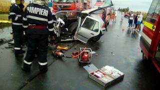 ACCIDENT ÎNFIORĂTOR pe DN2, la Sineşti! Sunt TREI MORŢI şi trei RĂNIŢI, între care un copil, după ce un TIR a făcut praf două maşini